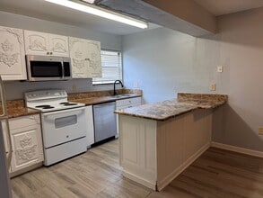Building Photo - * MOVE IN SPECIAL * 1/2 OFF 2ND MONTH'S RENT!! Spacious 876 SF Unit - 2 bd / 1 ba near UF - Brand...