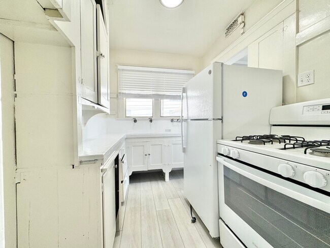 Primary Photo - 1121 1/2 Appleton St