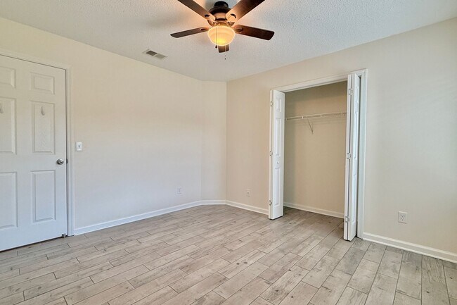 Building Photo - AVAILABLE NOW! (Pet Friendly)