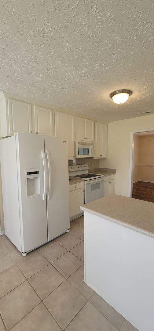 Building Photo - Beautiful 3 Bedro Brick Ranch Home w/ Bonus Room- Minutes from Interstate and Close to Shopping.