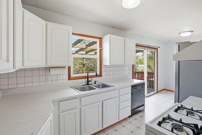 Building Photo - 1501 Brentwood St