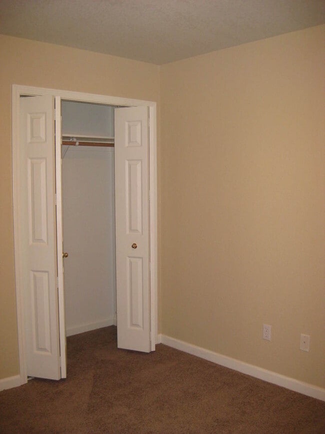 Building Photo - 3 Bedroom 2 Bath Duplex at the end of a Cul-De-Sac