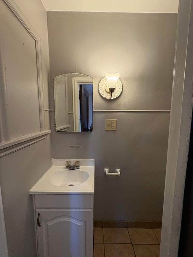 Building Photo - Three bedroom two bathroom home for rent