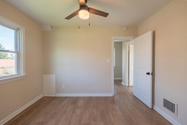 Building Photo - 6510 Hedge Ave