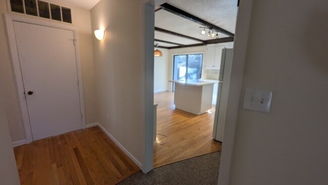 Building Photo - 10 Sherwood Ave