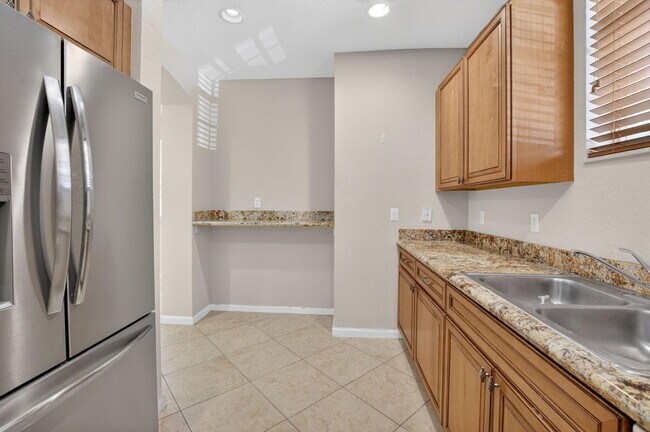 Building Photo - 1418 W Wickham Cir