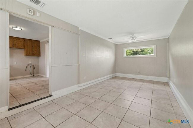 Building Photo - 810 Crockett Dr