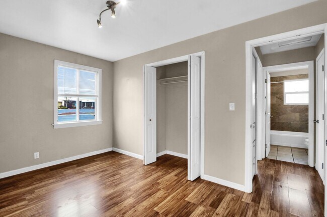 Building Photo - 1131/1133 W Ivy Ave