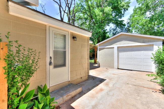 Building Photo - Remodeled Retreat w/ Covered Patio, Front ...