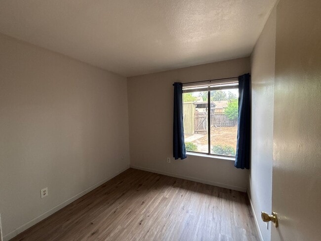 Building Photo - CHARMING 3 BEDROOM 2 BATHROOM SINGLE-STORY IN STOCKTON!