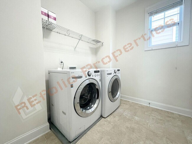 Building Photo - Beautiful 5 Bedroom End Unit Townhouse wit...