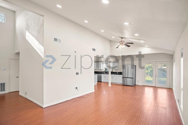 Building Photo - 41861 Maywood St