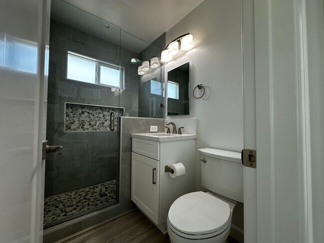 Building Photo - *Special Offer* Live the Coastal Lifestyle in Cardiff