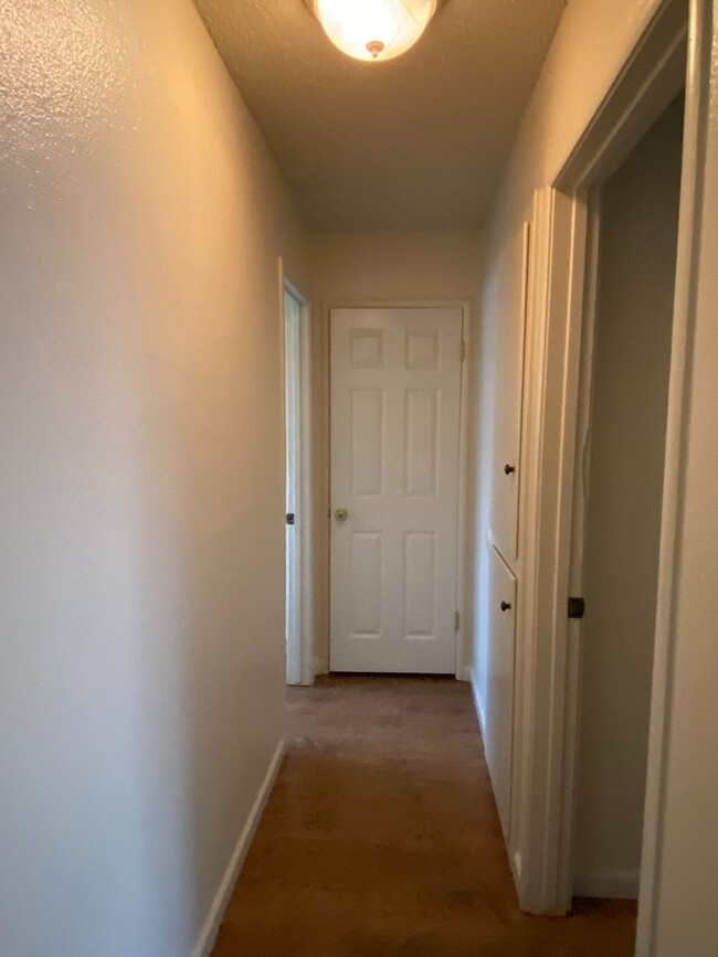 Building Photo - Great 1 bedroom 1 bath in Oakdale