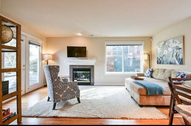 Building Photo - Stylish Craftsman-Flex Lease Term