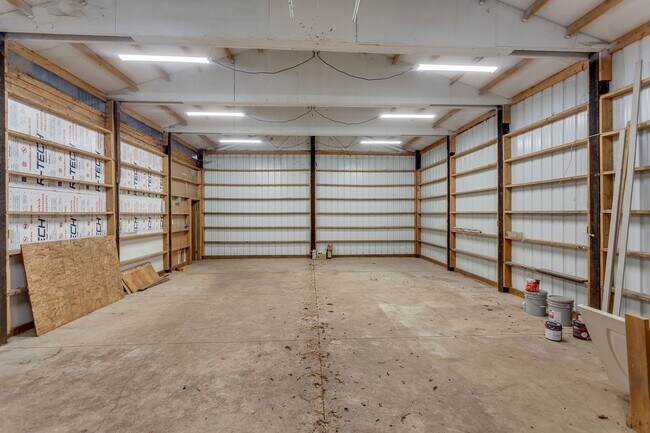 Building Photo - River Access! Spacious 3BD/1.5BA Home + Bonus Room, Office & Huge Shop | $500 Off 1st Month!