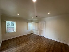 Building Photo - 2-bedroom, 1-bath home in the heart of Glendale!