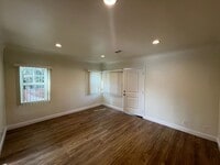 Building Photo - 2-bedroom, 1-bath home in the heart of Glendale!