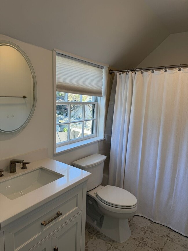 Building Photo - 879 E 28th St