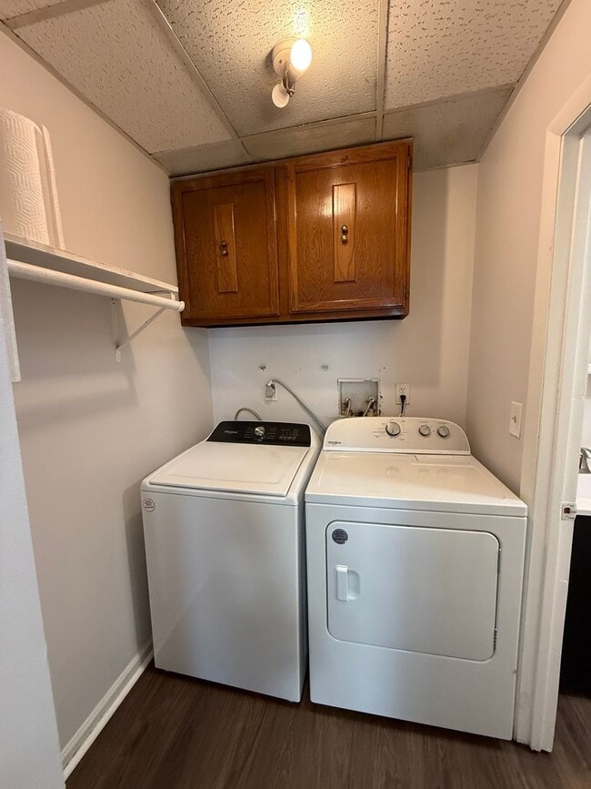 Building Photo - Don't miss out on this beautifully updated unit!