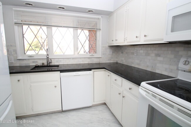 Building Photo - 3026 Kaye Lawn Dr