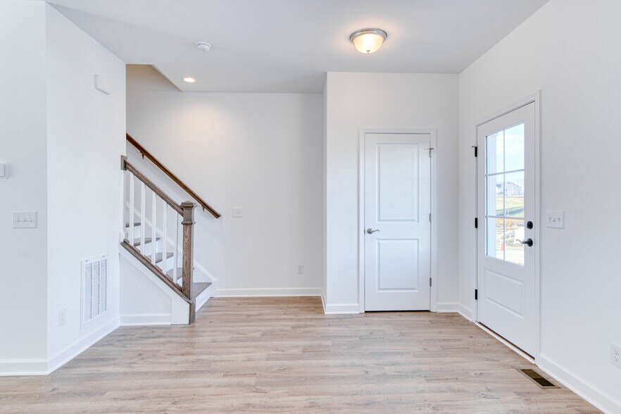 Building Photo - 223 Addison Ct