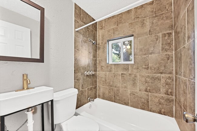 Building Photo - Newley remodeled 2 bedroom