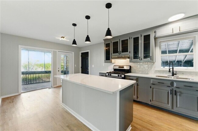 Building Photo - 10 Cochran Rd SE