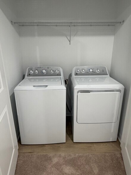 comes with a washer and dryer - 7129 Pinelit Cv