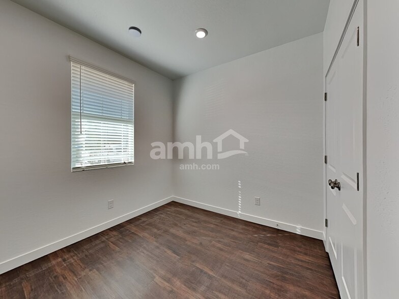 Building Photo - 2128 W Alicia Dr