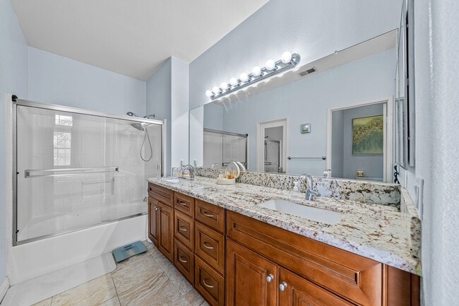 Building Photo - Beautiful Townhome in Chula Vista zz