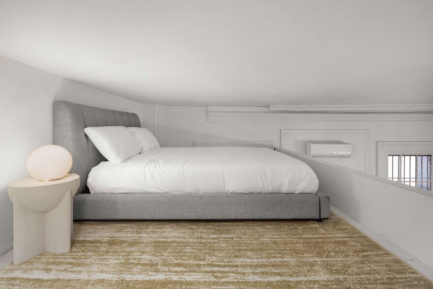 Building Photo - 3 E 9th St