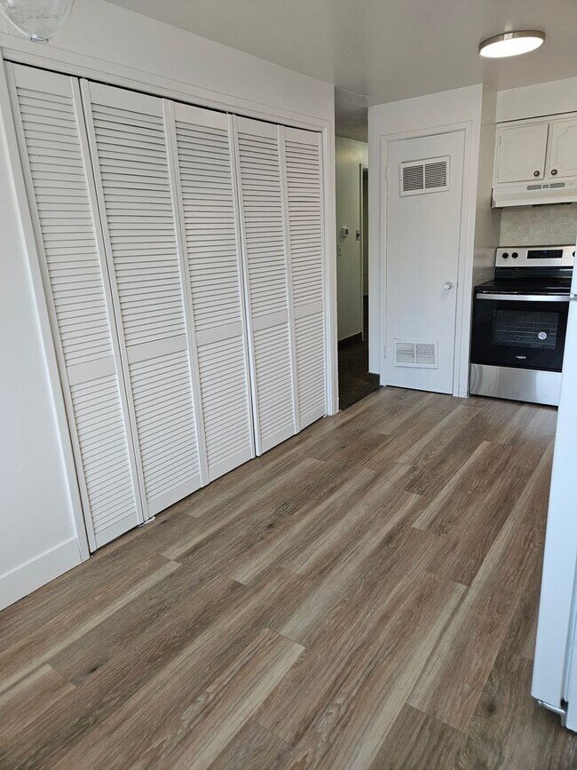 Interior Photo - 349-357 N 800 W