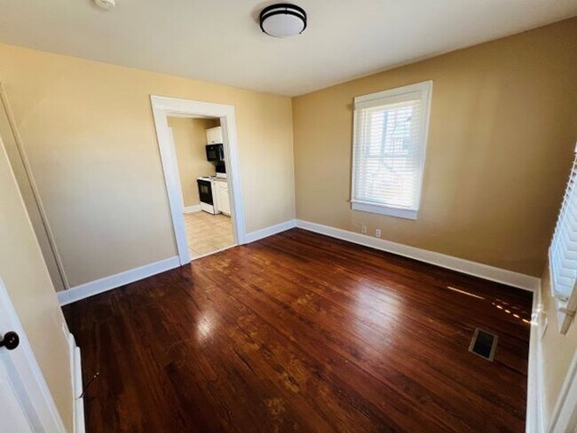 Building Photo - Adorable home in the heart of Bowling Green!