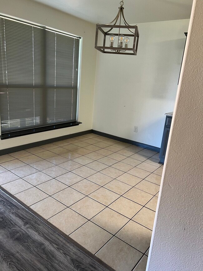 Building Photo - 3016 Hillsdale Ave