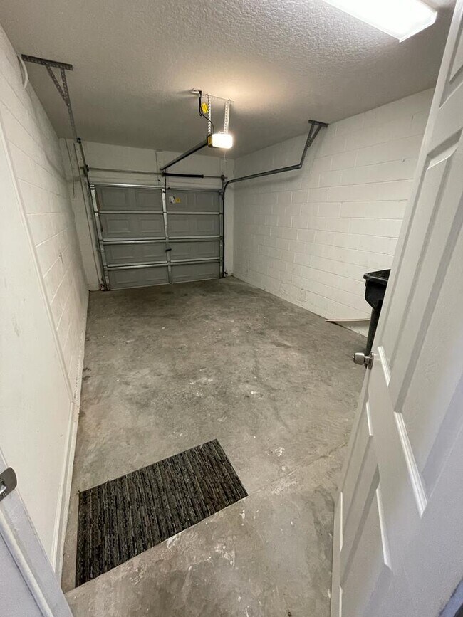 Building Photo - 1438 Chelsea Dr