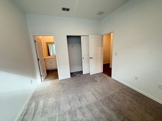 Building Photo - 4/3 Spacious Lake County Home