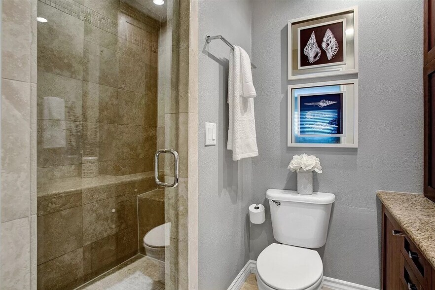 Master Bathroom - 2319 Curlew St