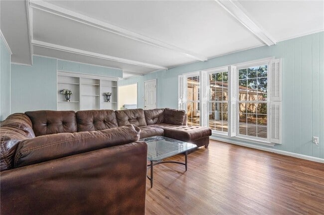 Building Photo - 745 Westmoreland Dr E