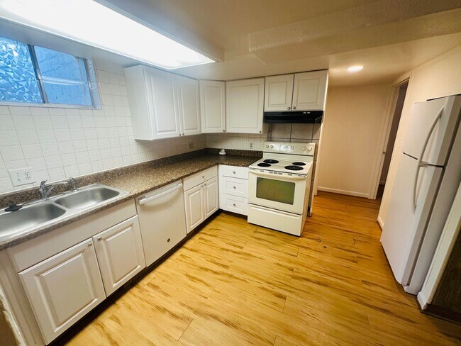 Building Photo - LOCATION LOCATION!! 2-Bed/1-Bath apartment located within minutes of Olde Town Arvada!!