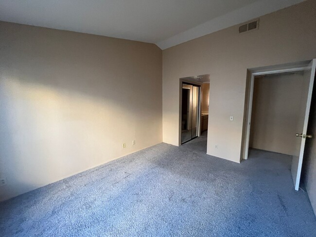 Building Photo - 2 Bedroom, 2.5 Bathroom Condo for Rent in ...