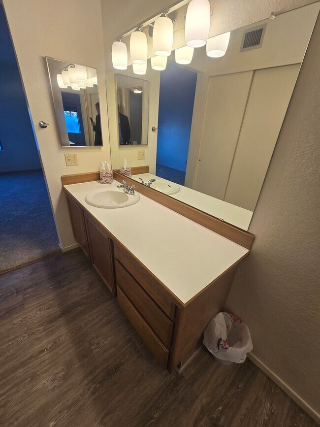 Building Photo - Beautiful 2 bedroom, 2 bath Condo available