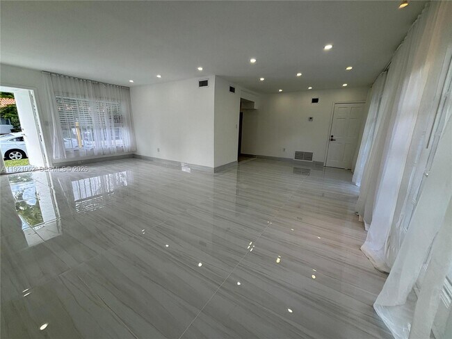 Building Photo - 725 91st St