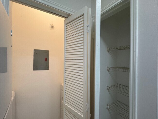 Building Photo - 6500 Harbor Town Dr