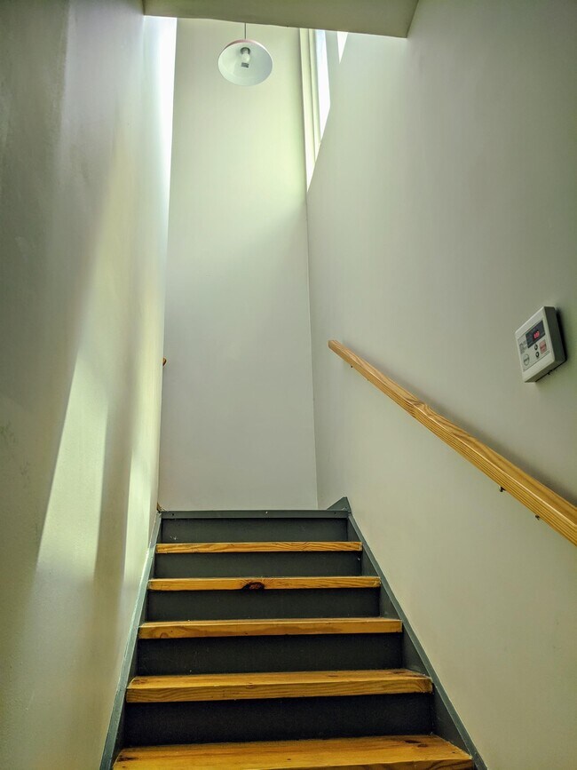 Building Photo - 307 W 23rd St