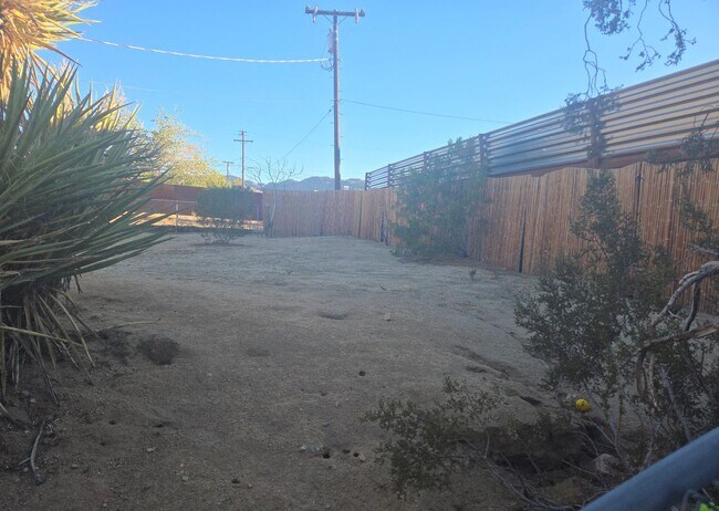 Building Photo - 3 Bedroom 1.5 Bath Modern Farmhouse near JT National Park * MOVE IN SPECIAL*