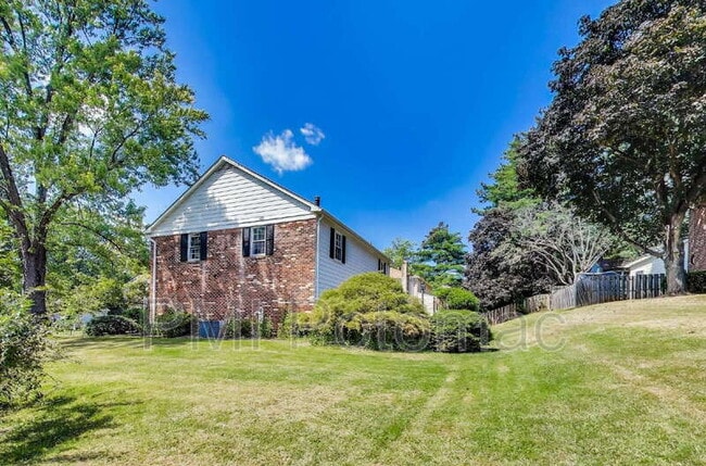 Building Photo - 1718 Crestview Dr