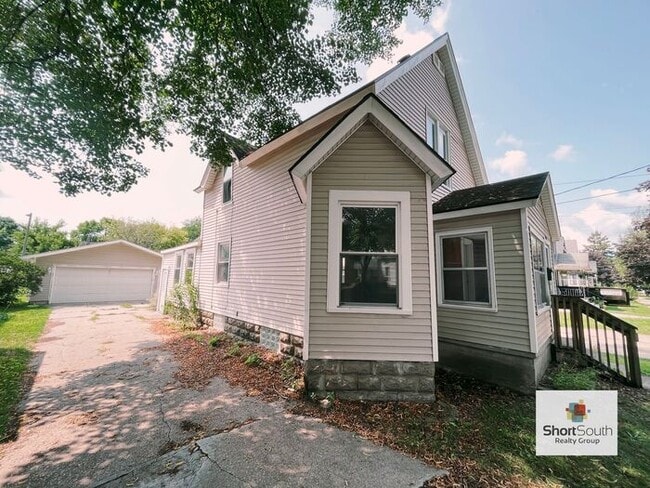 Building Photo - 3 bed 1.5 bath Single Family Home