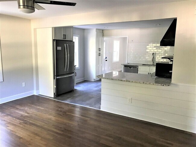 Building Photo - Room for Rent in 3 Bedroom Home at Webster St