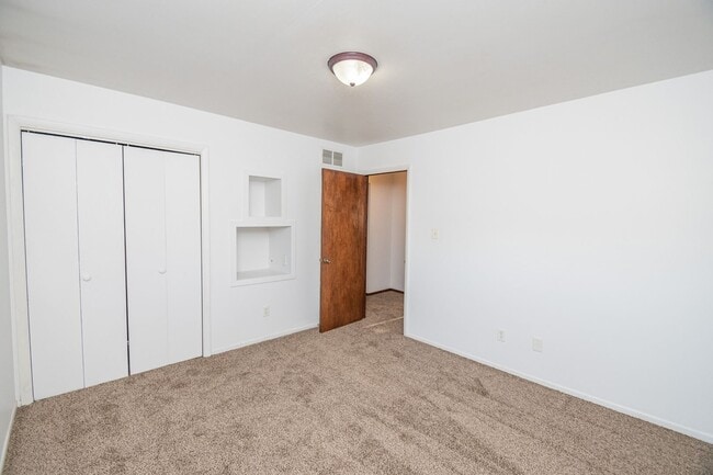 Building Photo - 2 bed 1 bath Duplex with basement in Portage